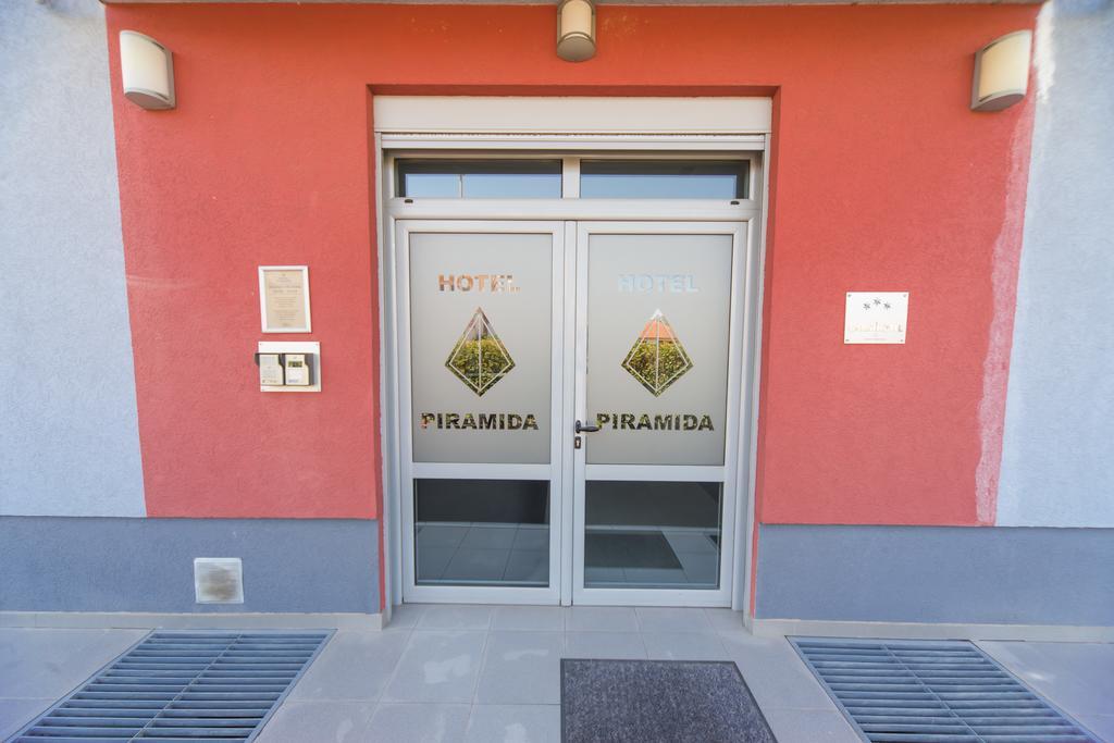 Hotel Piramida Podgoriţa Exterior foto